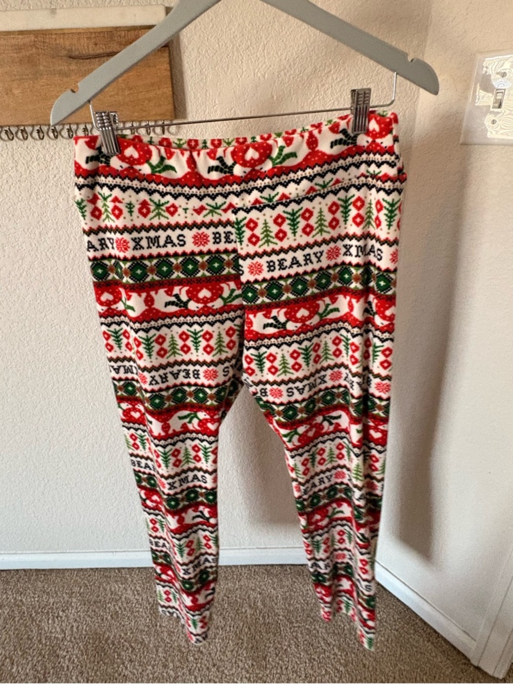 No Boundaries Red White Green Holiday Print Leggings